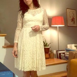 Long-sleeved lace dress.💐